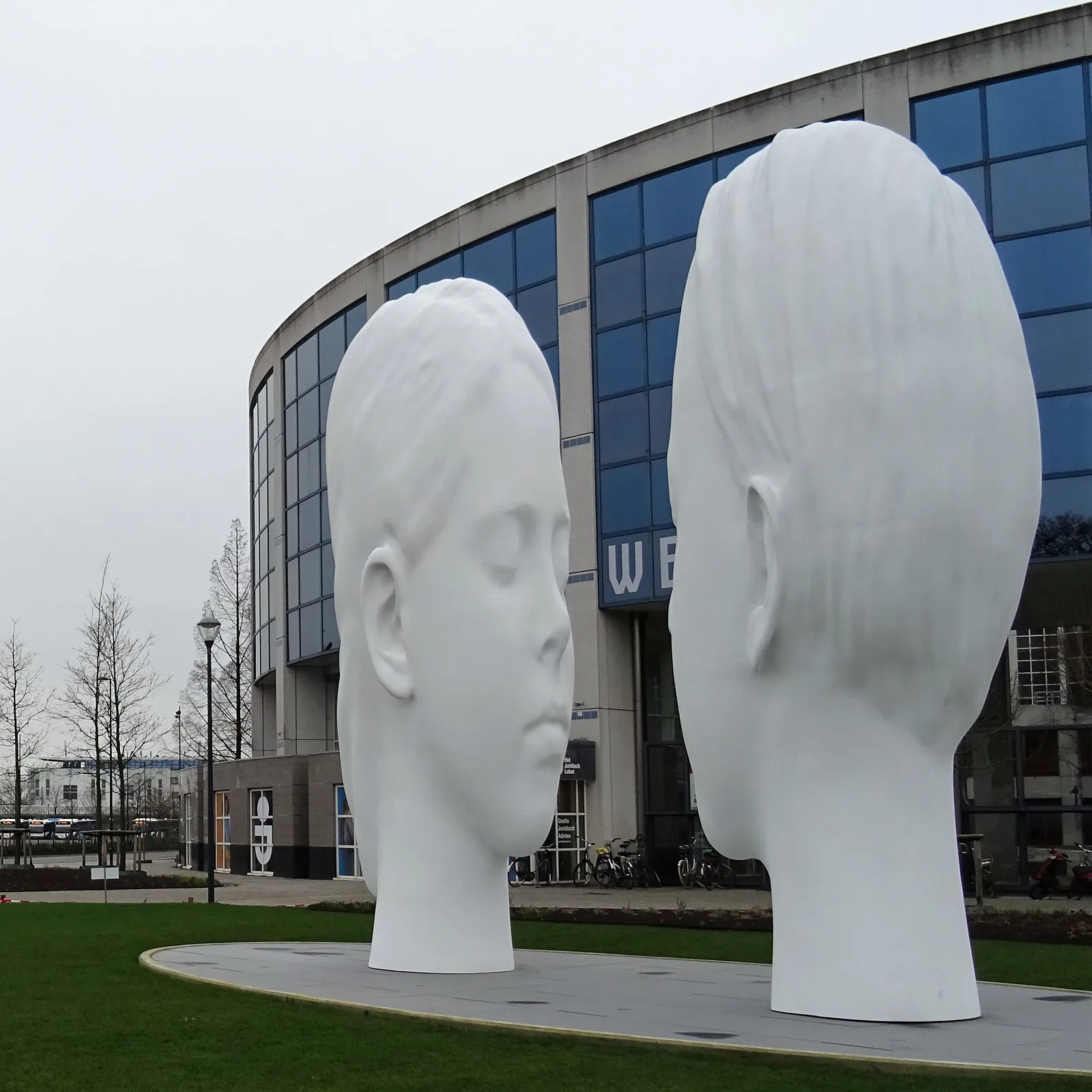 Love Fountain van Jaume Plensa met twee witte kinderhoofden op het Stationsplein in Leeuwarden, onderdeel 11Fountains