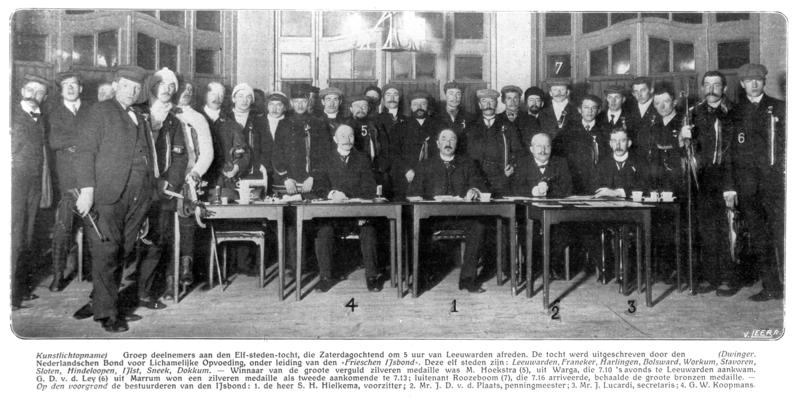 Groepsfoto van deelnemers en bestuur na de allereerste Elfstedentocht op 2 januari 1909, met winnaar Minne Hoekstra