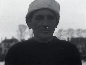 Portret van schaatser Abe de Vries, een van de winnaars van de Elfstedentocht op 16 december 1933