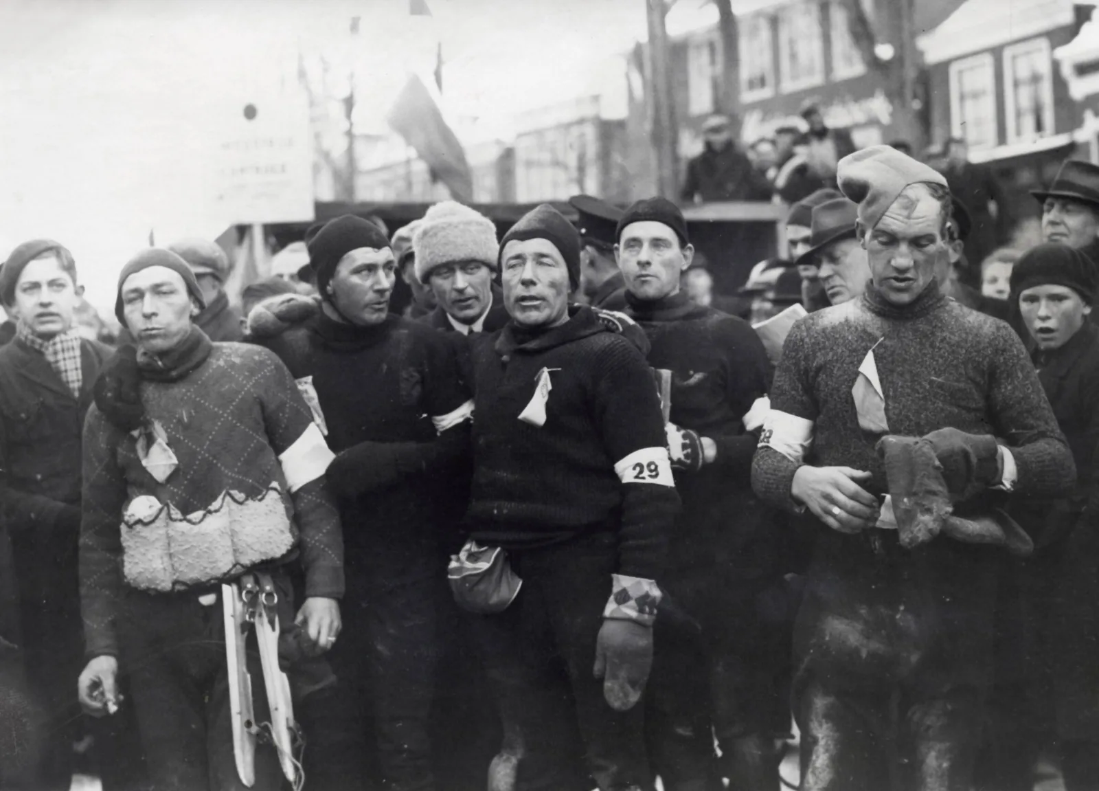 De vijf winnaars van de Elfstedentocht van 30 januari 1940 na de finish in Leeuwarden, samen schaatsend met rugnummers