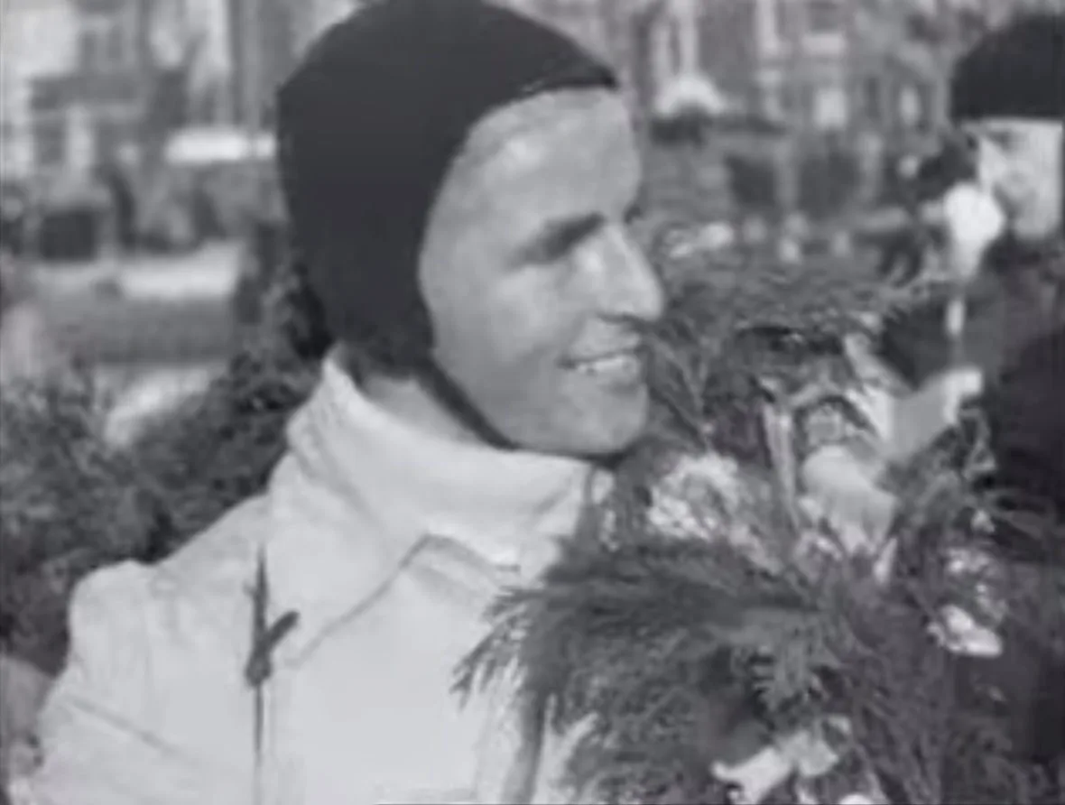 Schaatser Sietze de Groot vlak na zijn overwinning in de achtste Elfstedentocht op 22 januari 1942, glimlachend met bloemen