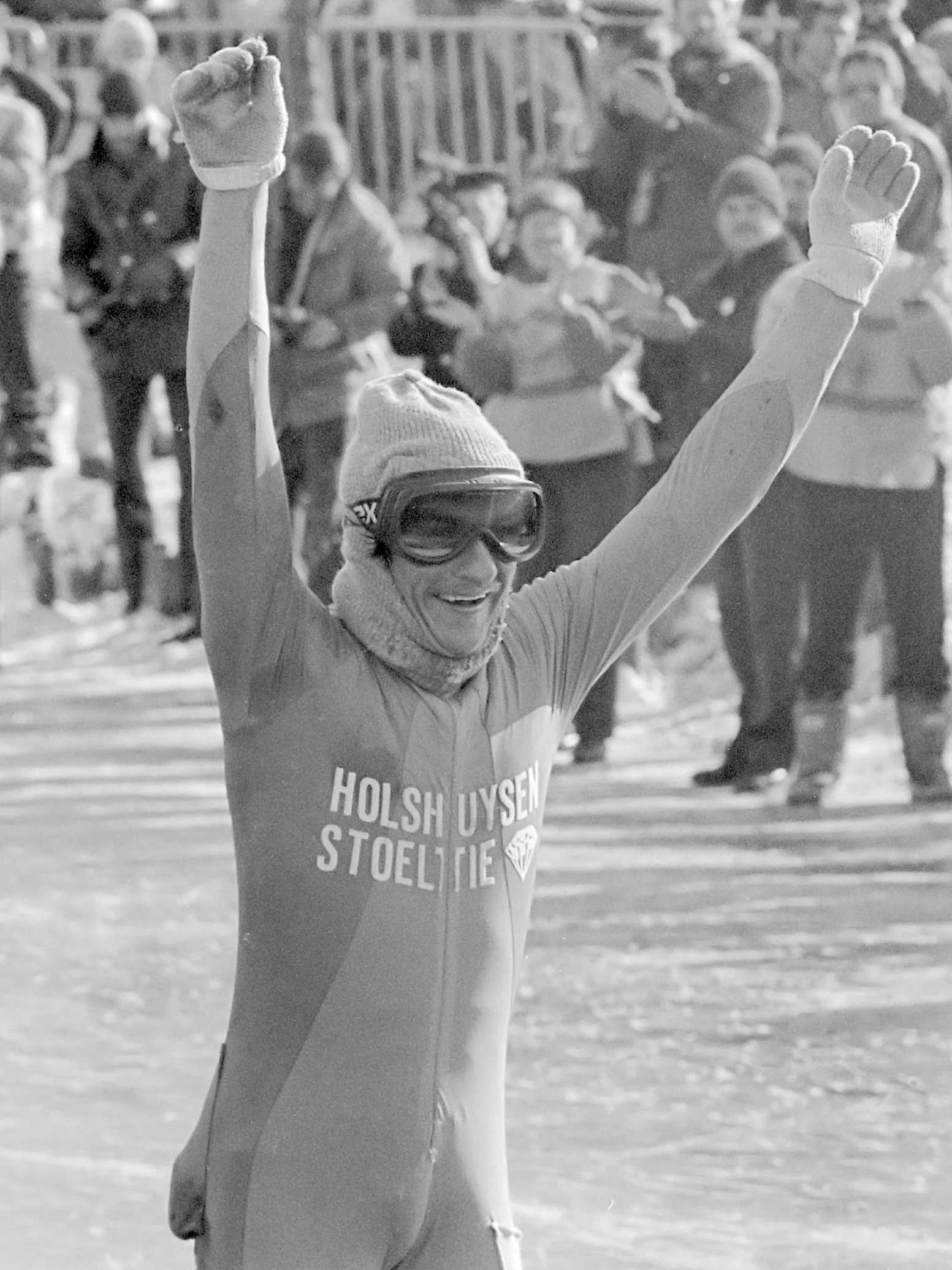 Evert van Benthem juicht met beide armen omhoog na zijn tweede zege op de Elfstedentocht op 26 februari 1986