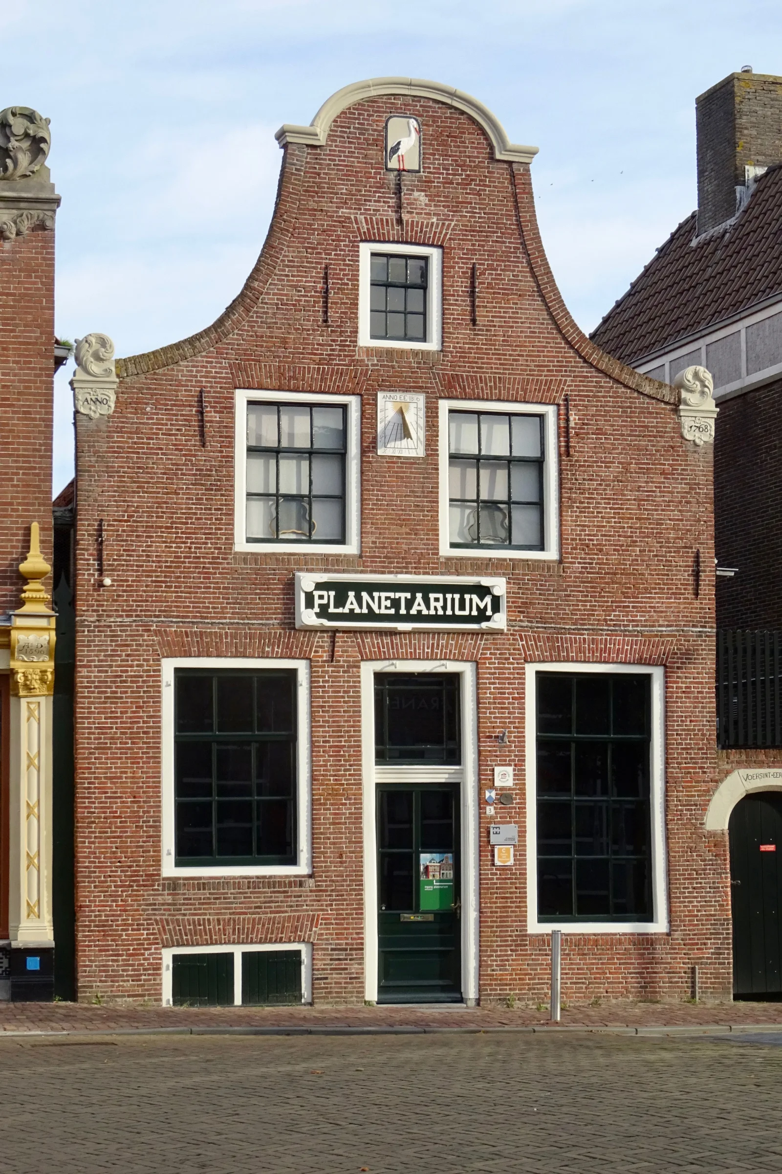 Het Planetarium Eise Eisinga in Franeker: een 18e-eeuws grachtenhuis met trapgevel en UNESCO-werelderfgoed-status