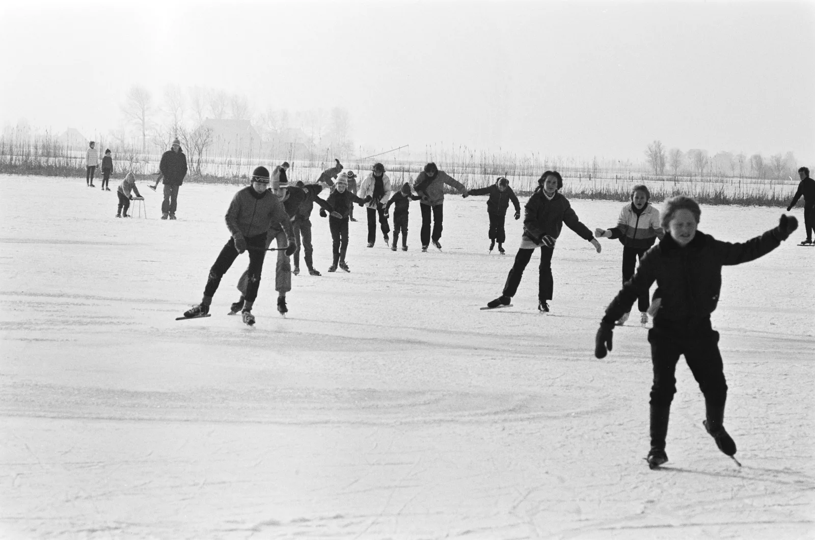 Groep schaatsers op het Friese natuurijs bij Sneek tijdens de eerste ijspret van februari 1983